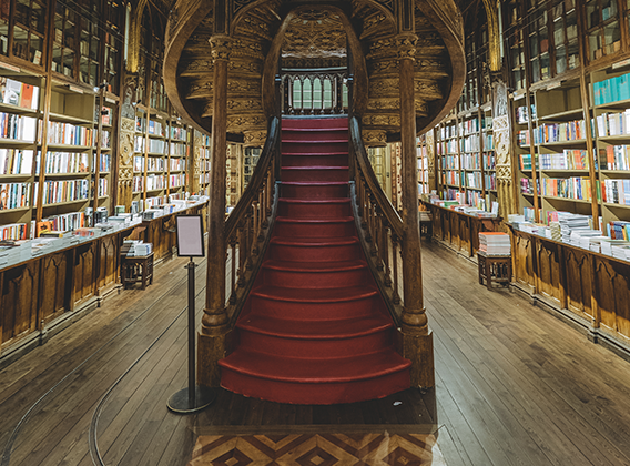 Escadaria vermelha da Livraria Lello, no centro histórico do Porto